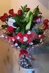 12-rosas-rojas,--de-tallo-largo-(70-cm),-dos-lilium-oriental,-y-corazón-peluche-55-euros