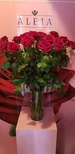 12 Rosas de Olor, de tallo largo 70 cm (sin jarrón) 40. Euros
